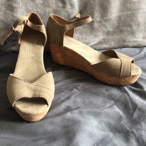 GUC TOMS Platform Wedges (7.5)